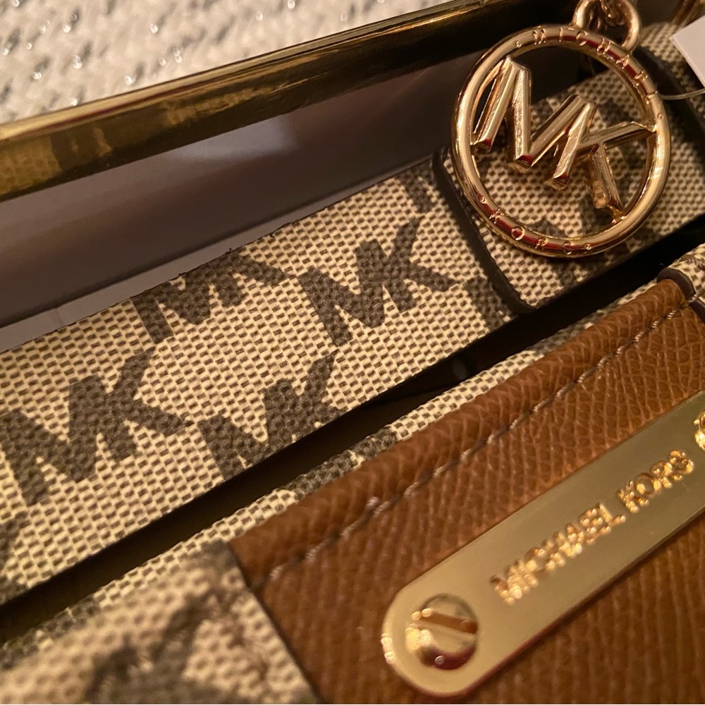 NWT! Authentic Michael Kors adjustable belt bag, crossbody. In Holiday gift box! - Picture 5 of 16